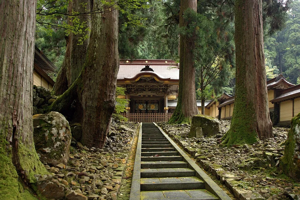 Eihei-ji, the principal Sōtō temple in Fukui prefecture — wooden cloisters and stone steps among cedars